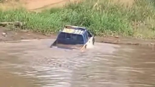 En video: Vehículo de la PNC cae a río en San Marcos