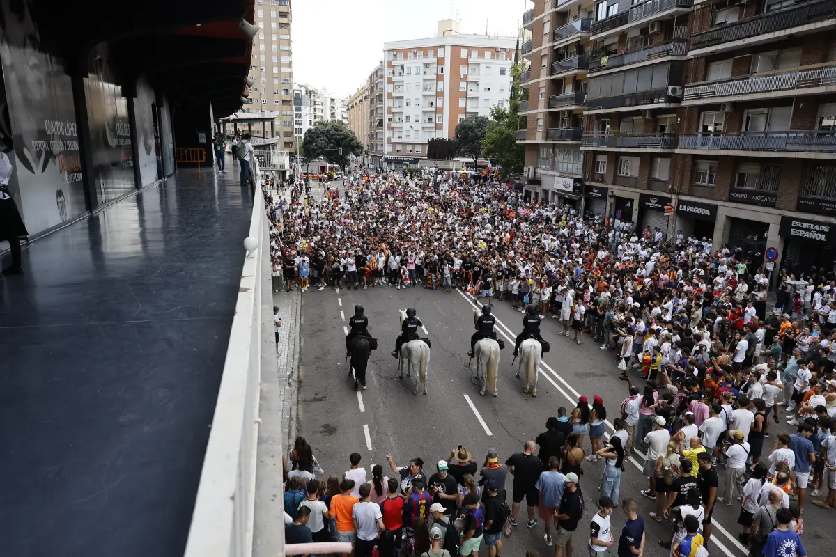 Protesta de la afición de Valencia tras la derrota ante Barcelona 