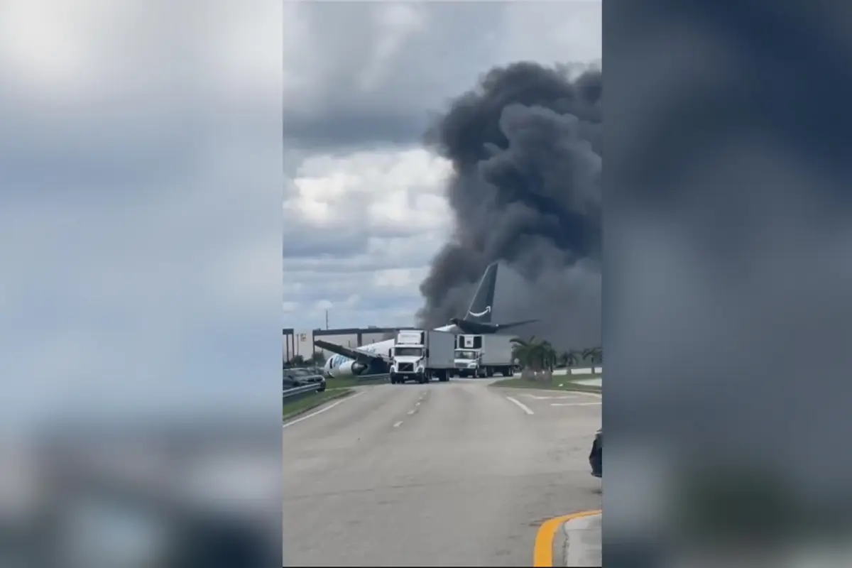 Captura de video tomada de rastreo de redes del accidente de un avión de carga con el logotipo de Amazon que se estrelló al salirse de la pista después de aterrizar este domingo, en el Aeropuerto Internacional de Miami (EE, UU