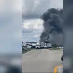 Captura de video tomada de rastreo de redes del accidente de un avión de carga con el logotipo de Amazon que se estrelló al salirse de la pista después de aterrizar este domingo, en el Aeropuerto Internacional de Miami (EE ,UU
