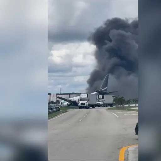 Captura de video tomada de rastreo de redes del accidente de un avión de carga con el logotipo de Amazon que se estrelló al salirse de la pista después de aterrizar este domingo, en el Aeropuerto Internacional de Miami (EE ,UU