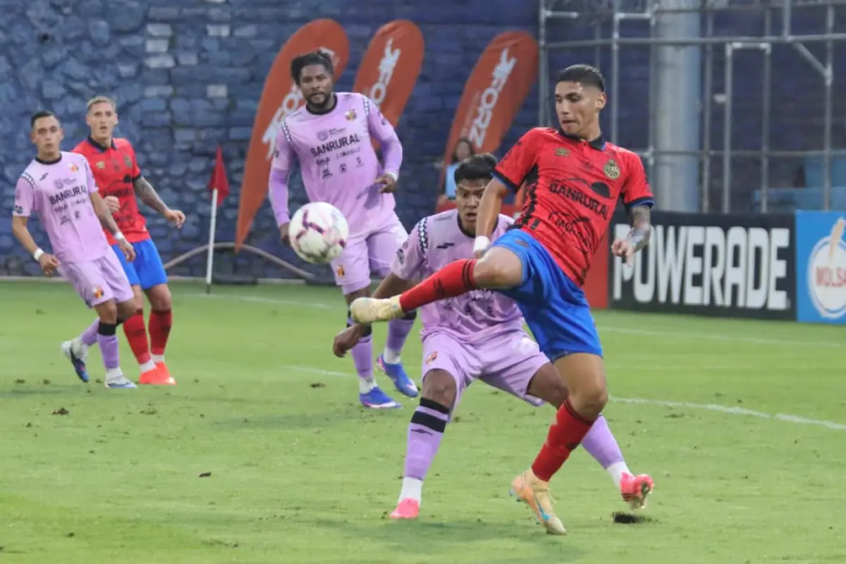 Acción de juego entre Municipal y San Pedro