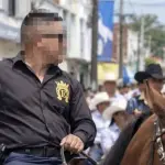 Hombre quiso lucir sus armas en desfile hípico de Jalapa y terminó capturado. ,Redes sociales. 
