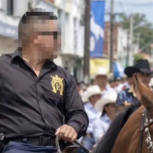 Hombre quiso lucir sus armas en desfile hípico de Jalapa y terminó capturado. ,Redes sociales. 