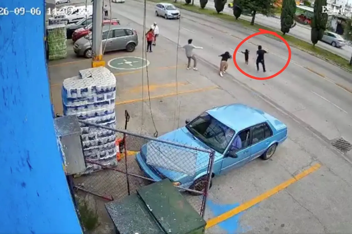 Trabajador salva a niña de ser atropellada tras descuido de su madre en Puebla., Captura de pantalla video de X.