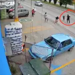 Trabajador salva a niña de ser atropellada tras descuido de su madre en Puebla. ,Captura de pantalla video de X.
