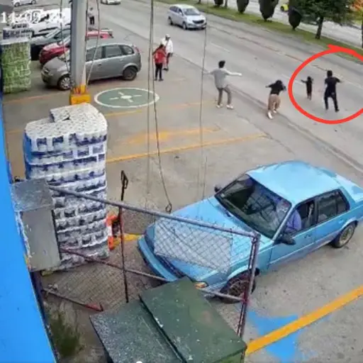 Trabajador salva a niña de ser atropellada tras descuido de su madre en Puebla. ,Captura de pantalla video de X.