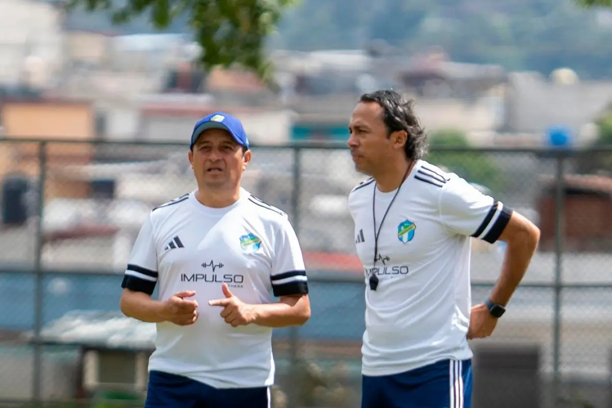 Roberto Montoya y Agustín Herrera en el entreno de Comunicaciones - Comunicaciones FC