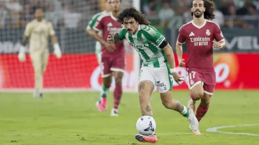 Denuncian a periodista español por comentarios homófobos contra Héctor Bellerín