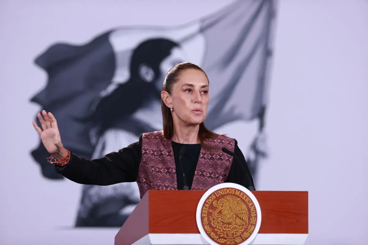 La presidenta de México, Claudia Sheinbaum, habla en una rueda de prensa este lunes, en Palacio Nacional de la Ciudad de México (México),  EFE/Mario Guzmán
