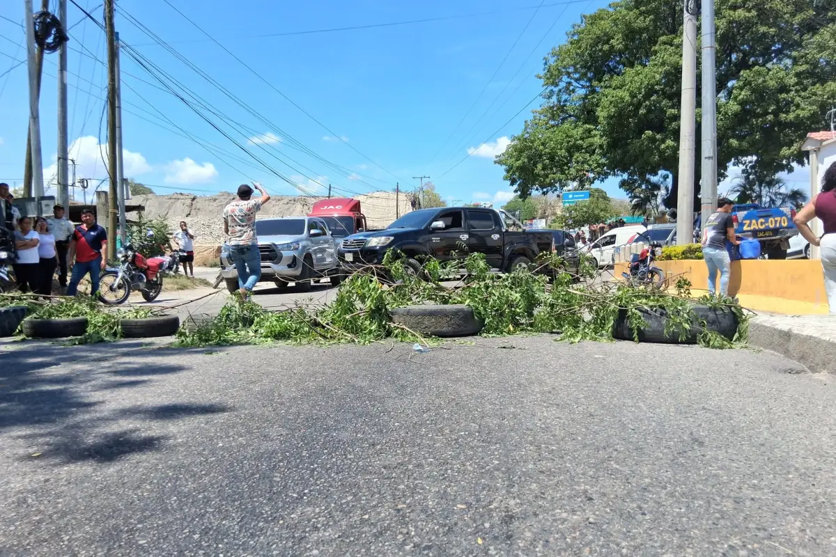 Medios locales compartieron esta foto de un bloqueo en Zacapa., Redes sociales.