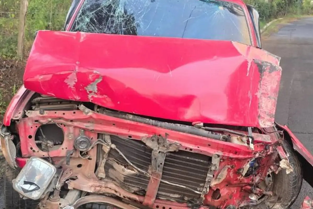 Un vehículo derrapó en el Km. 190 en Quiché., Bomberos Voluntarios
