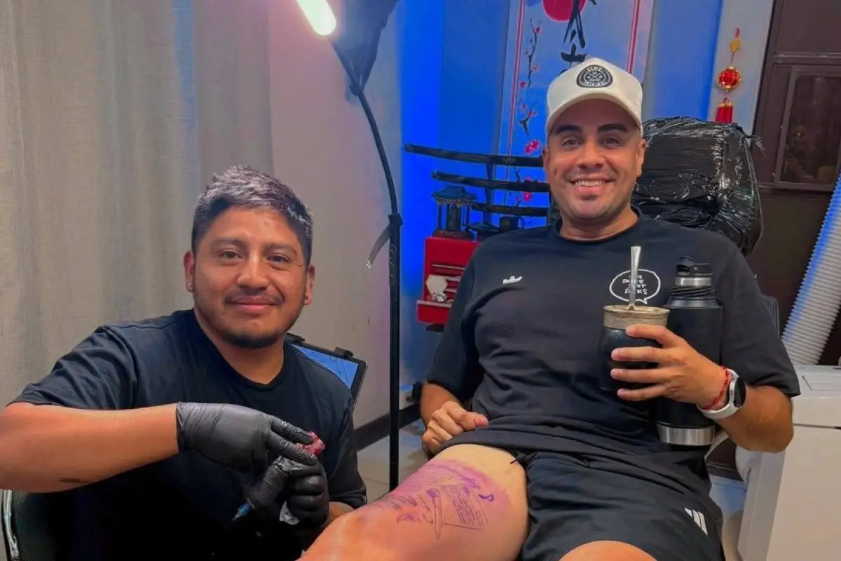 Francisco Ladogana durante la sesión de su tatuaje en honor a Messi 