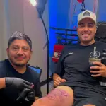 Francisco Ladogana durante la sesión de su tatuaje en honor a Messi 