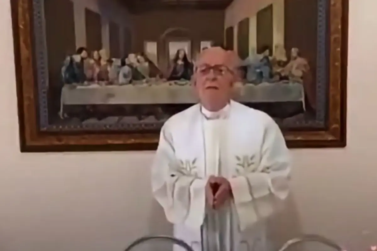 Sacerdote celebraba una misa cuando inesperados filtros digitales cambiaron su rostro., Captura de pantalla video de Facebook.