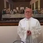 Sacerdote celebraba una misa cuando inesperados filtros digitales cambiaron su rostro. ,Captura de pantalla video de Facebook.