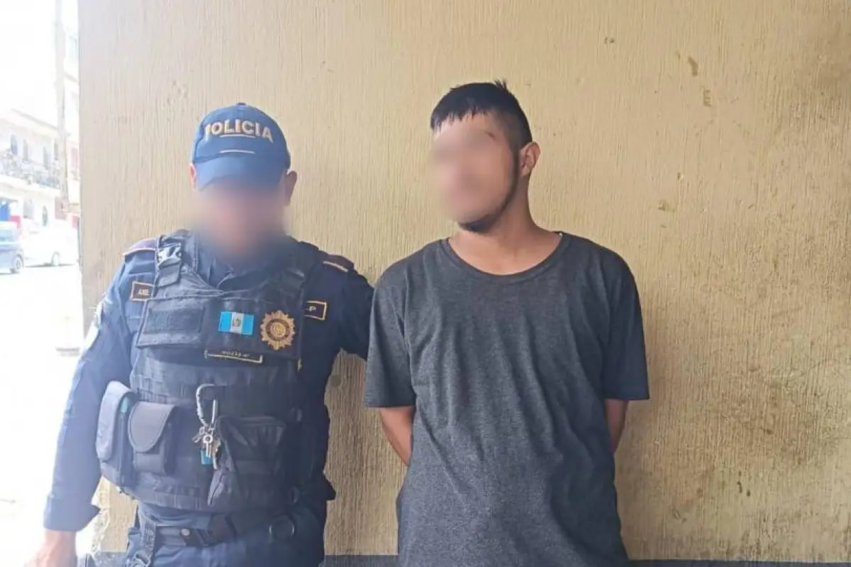 El individuo fue detenido en la zona 12 de Villa Nueva por su presunta vinculación con los ataques simultáneos contra la PNC., PNC