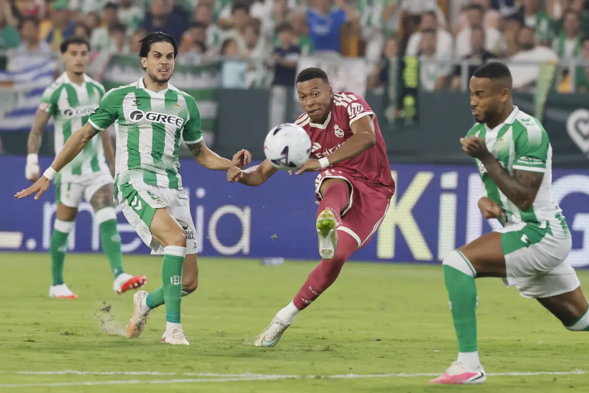 Acción de juego de Mbappé ante Betis 