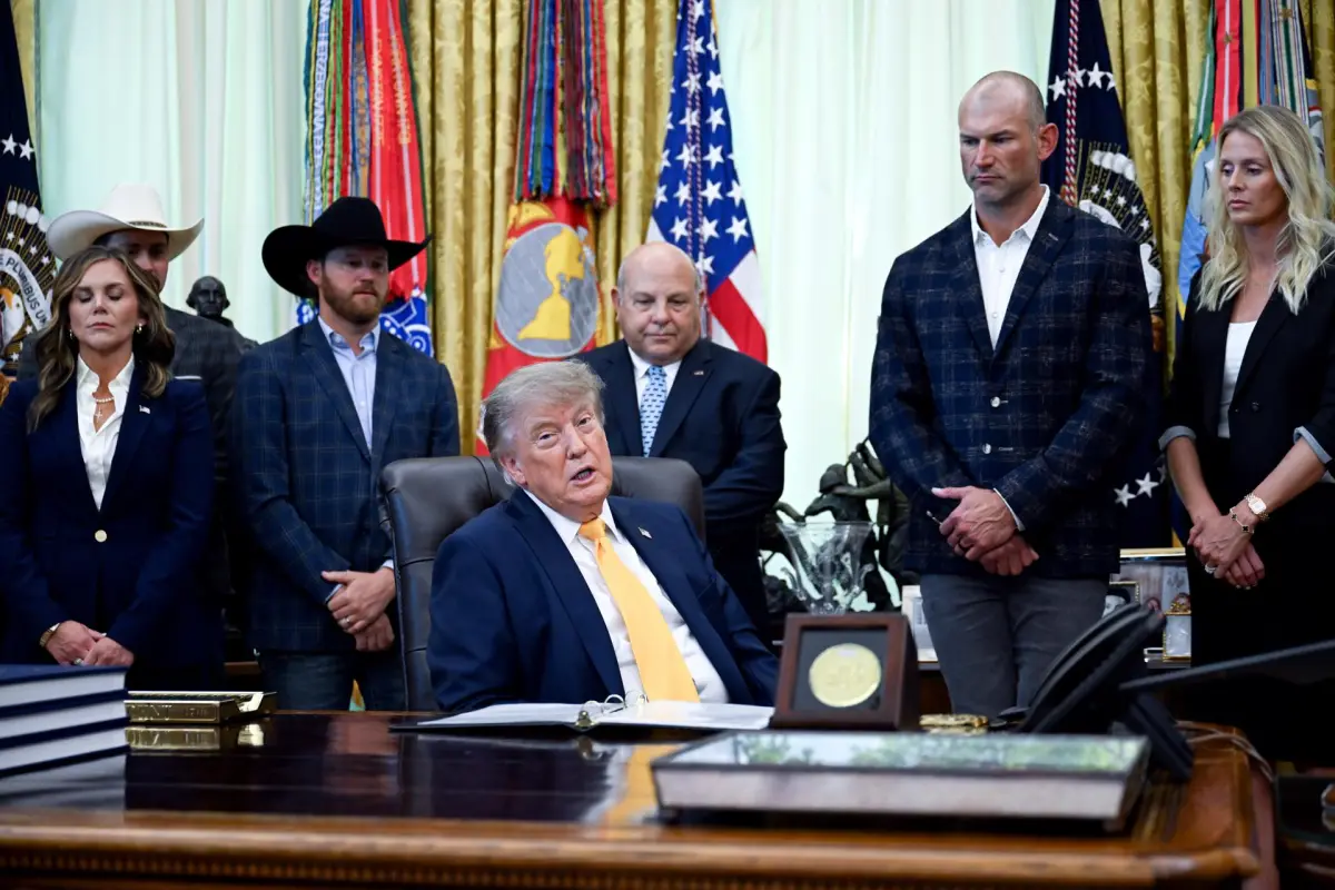 Trump responde preguntas de periodistas en la Oficina Oval, EFE