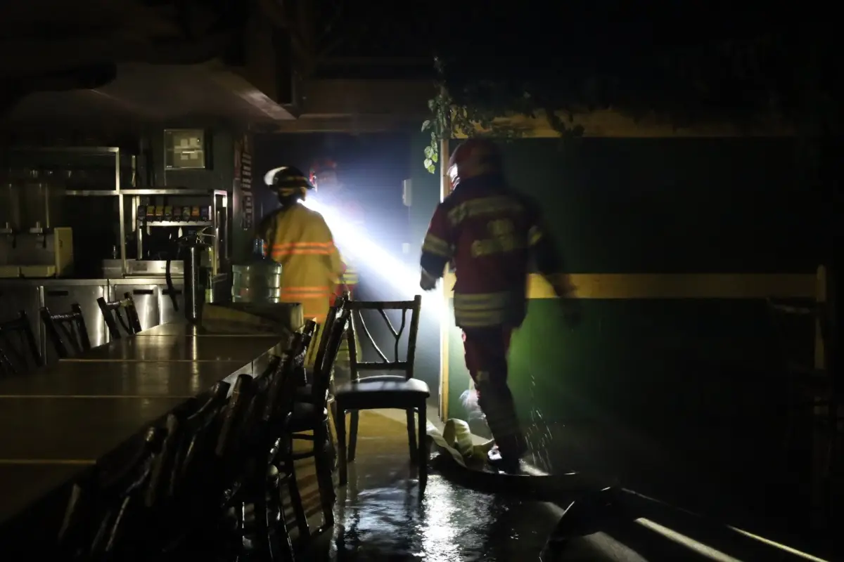 Los apagafuegos llegaron hasta una cocina para controlar el incendio., Bomberos Municipales.