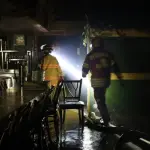 Los apagafuegos llegaron hasta una cocina para controlar el incendio. ,Bomberos Municipales.