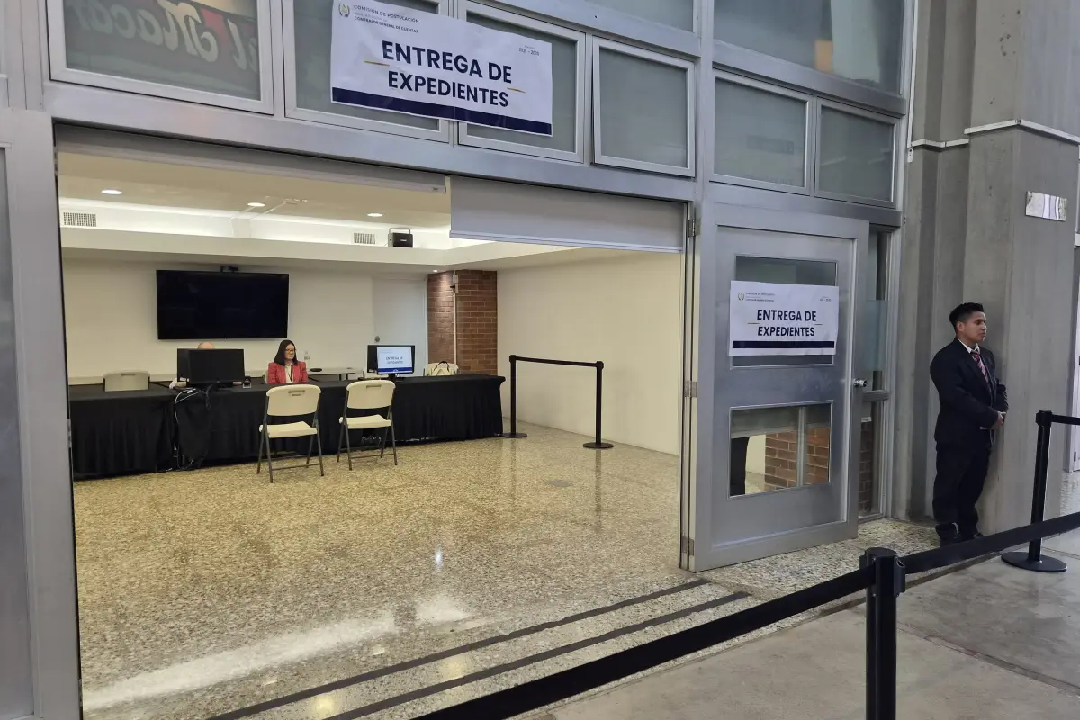 Los expedientes se reciben en la sede de la Univesidad Rafael Landívar., Guatemala Visible.