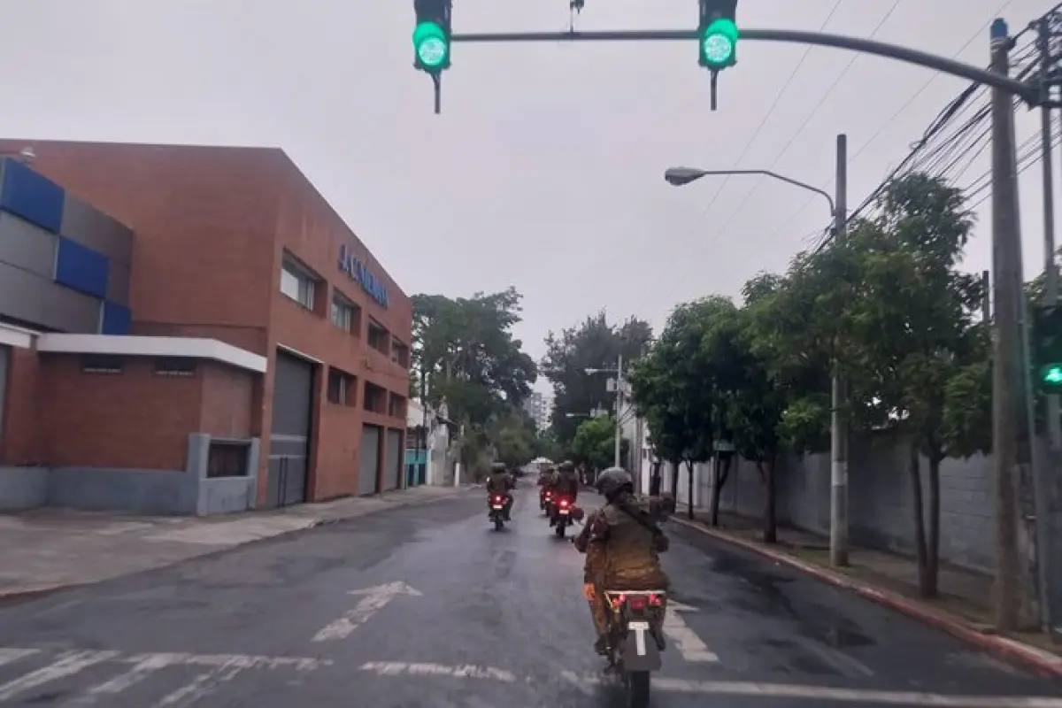 Gentes de la PNC y del Ejército patrullan en motocicletas en algunos sectores de la zona 1 capitalina. , PNC de Guatemala.