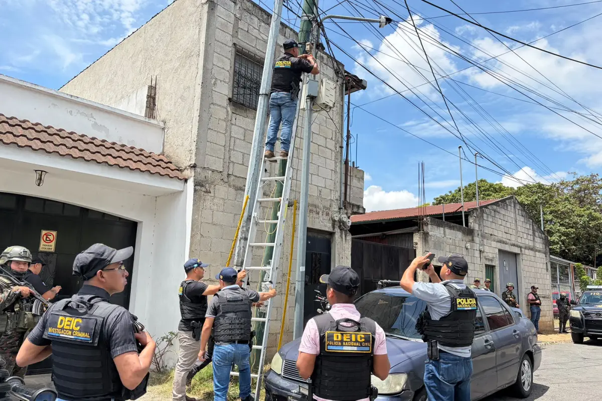 Los uniformados portaron escaleras y herramientas para retirar las cámaras ilegales. , PNC de Guatemala.