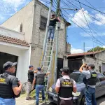 Los uniformados portaron escaleras y herramientas para retirar las cámaras ilegales.  ,PNC de Guatemala.