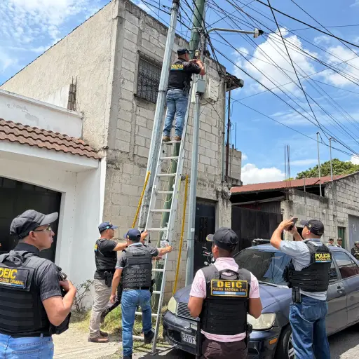 Los uniformados portaron escaleras y herramientas para retirar las cámaras ilegales.  ,PNC de Guatemala.