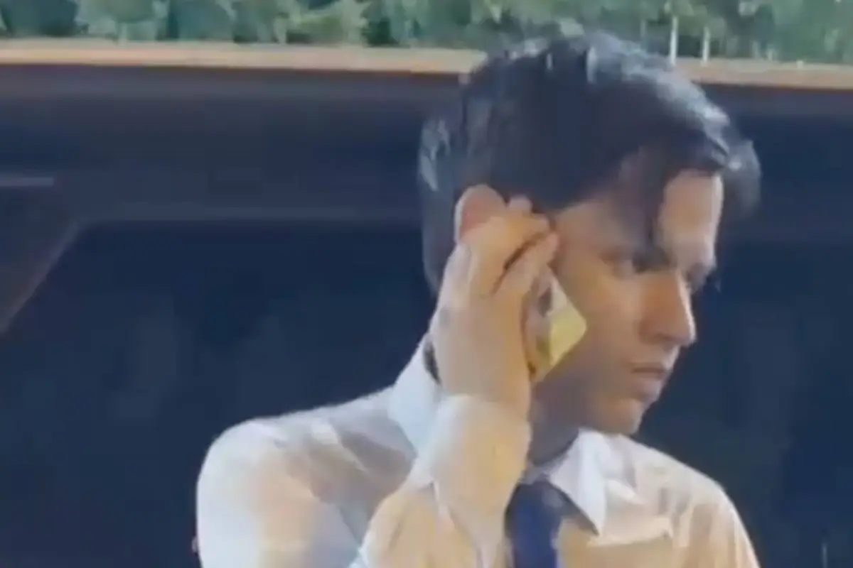 Policía detiene a joven en estado de ebriedad y este confunde su tarjeta con un celular., Captura de pantalla video de X.
