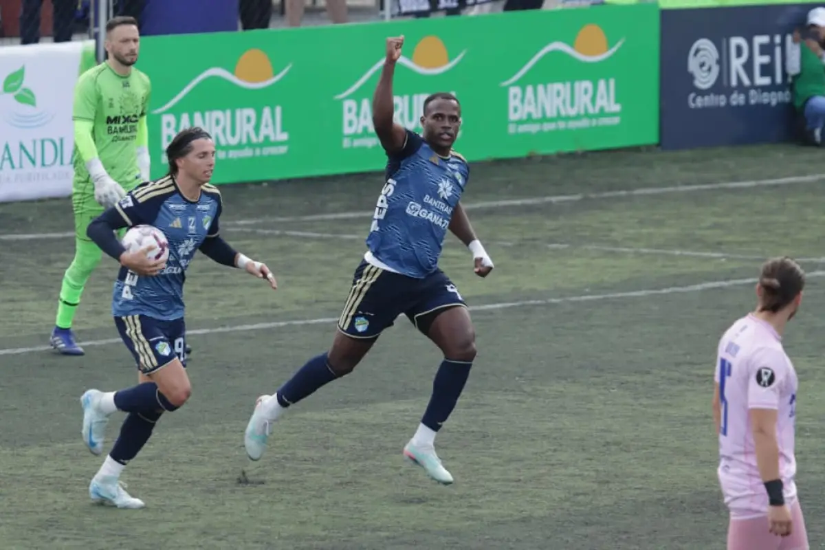 Karel Espino celebrando en el estadio Santo Domingo de Guzmán 