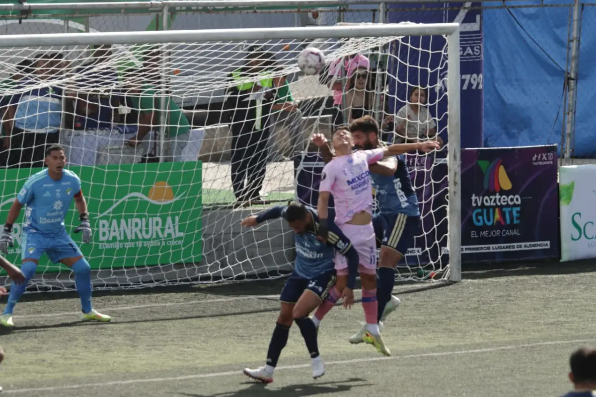 Partido entre Comunicaciones y Deportivo Mixco
