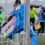 Momento donde Fredy Pérez saca el balón que ya superó la línea de gol 