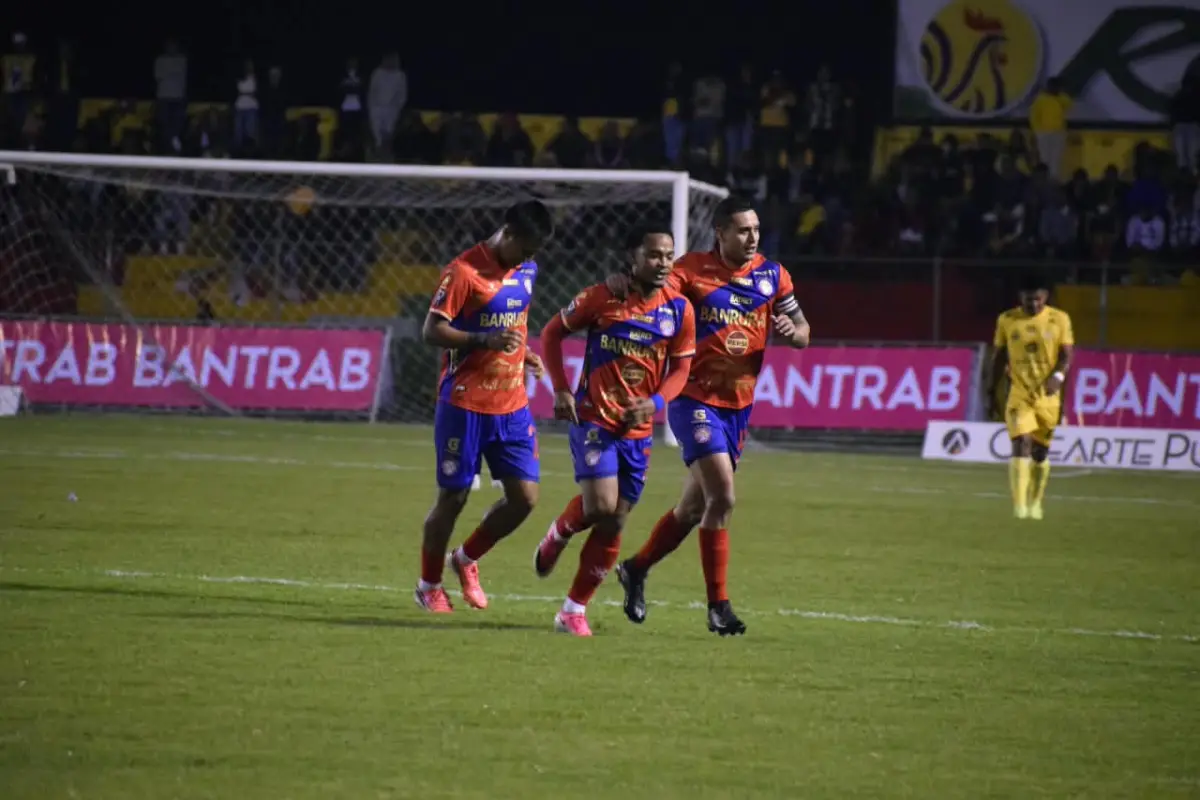 Xelajú derrotó a Deportivo Marquense en el estadio Marquesa de la Ensenada 