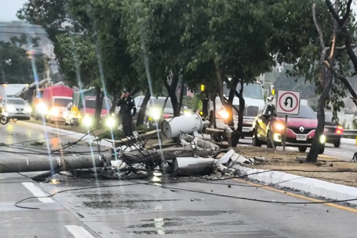 La estructura derribada y los cables de alta tensión cayeron en ambas vías en la ruta al Atlántico, zona 25., PMT capitalina/Montejo