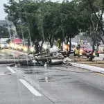 La estructura derribada y los cables de alta tensión cayeron en ambas vías en la ruta al Atlántico, zona 25. ,PMT capitalina/Montejo