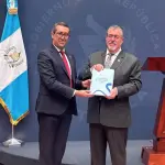 El ministro de Finanzas, Jonathan Menkos; y el presidente Bernardo Arévalo presentan el proyecto de Presupuesto 2027 durante la conferencia \
