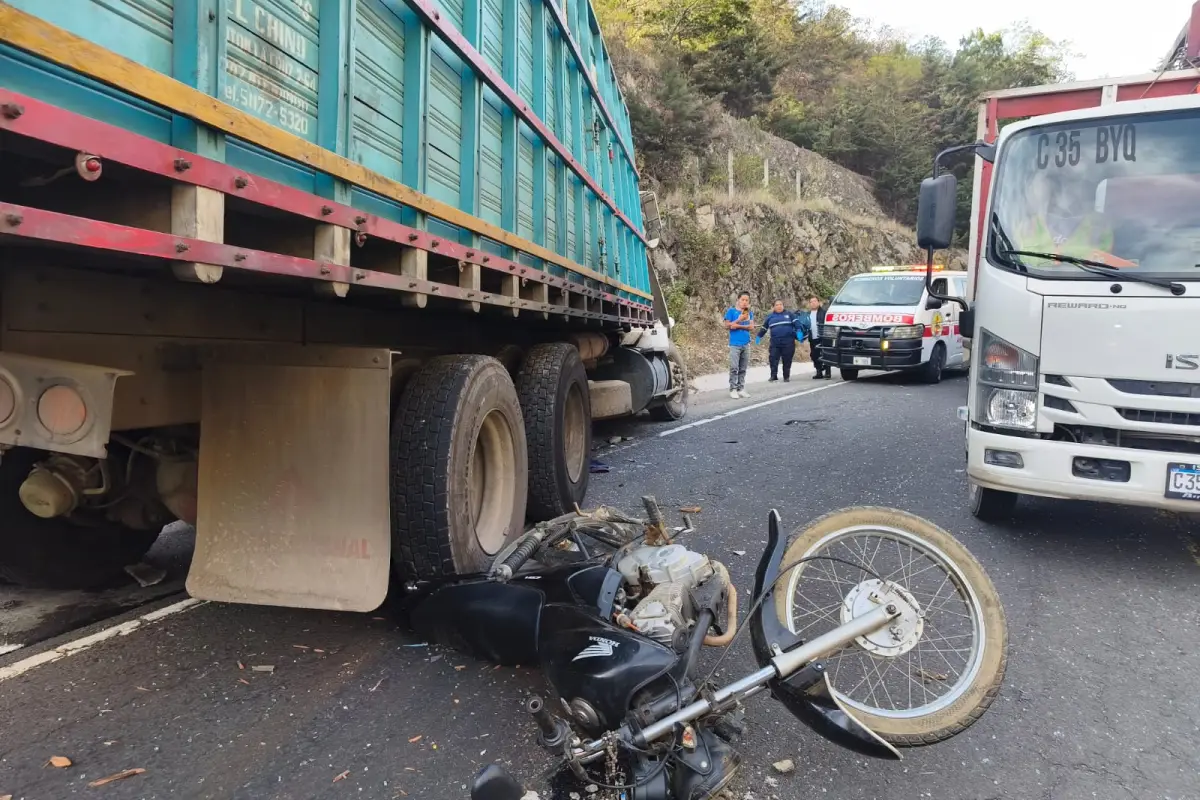En la colisión ocurrida en el Km. 71 de la RN-14 estuvieron involucrados dos camiones, una motocicleta y un carro., Bomberos Voluntarios