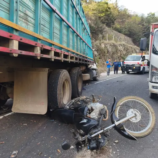 En la colisión ocurrida en el Km. 71 de la RN-14 estuvieron involucrados dos camiones, una motocicleta y un carro. ,Bomberos Voluntarios