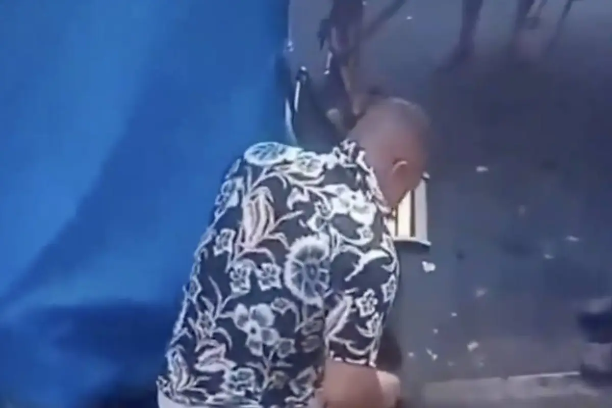 Víctima de robo persigue a presunto ladrón y lo golpea para recuperar su collar., Captura de pantalla video de X.