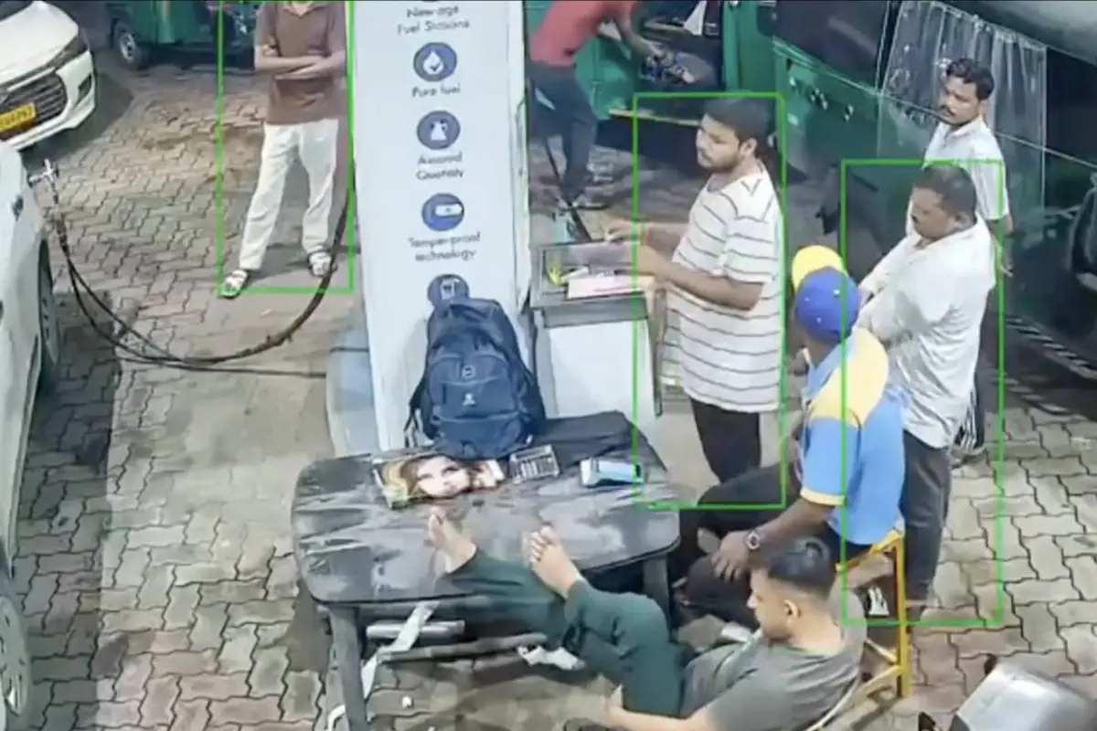 Hombre muere tras recibir fuerte golpe de una manguera en una gasolinera de India., Captura de pantalla video de X.