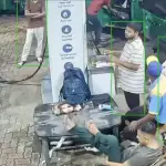 Hombre muere tras recibir fuerte golpe de una manguera en una gasolinera de India. ,Captura de pantalla video de X.