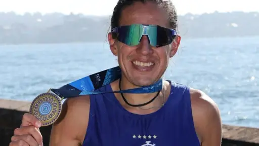 Luis Carlos Rivero completa la Maratón Sídney 2026  
