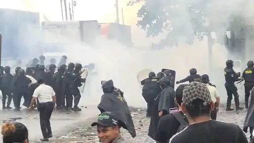 VIDEOS: Manifestantes y antimotines se enfrentan durante bloqueo en Cuyotenango