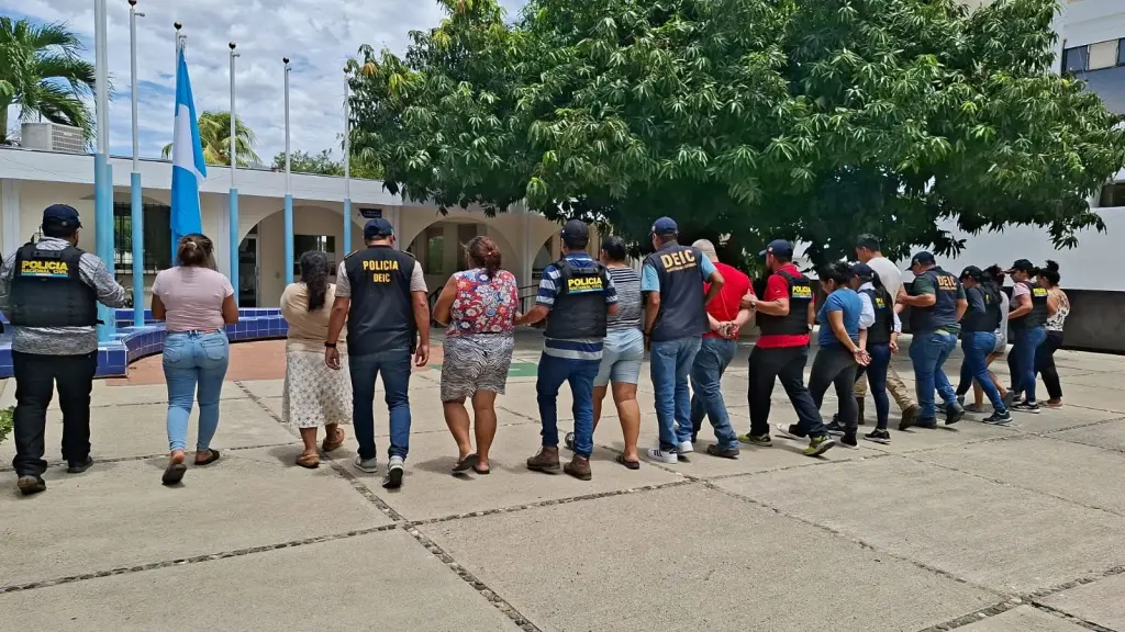 Allanamientos en Chiquimula y Guatemala dejan 11 capturados por presunta estafa inmobiliaria. ,PNC.