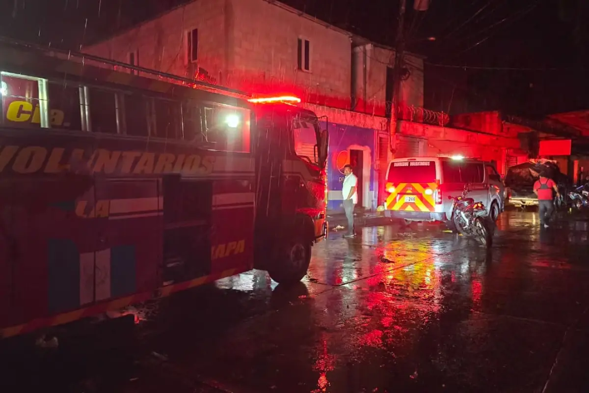 Área donde ocurrió un incendio en un local en Jutiapa., Bomberos Voluntarios