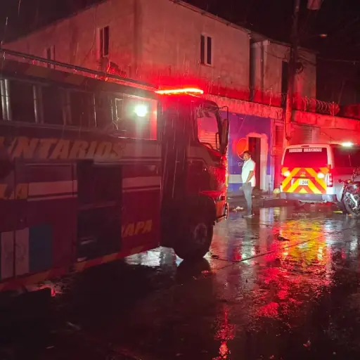 Área donde ocurrió un incendio en un local en Jutiapa. ,Bomberos Voluntarios