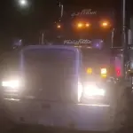 Tráiler obstaculiza la subida de Villa Lobos; piloto da positivo en alcoholemia t