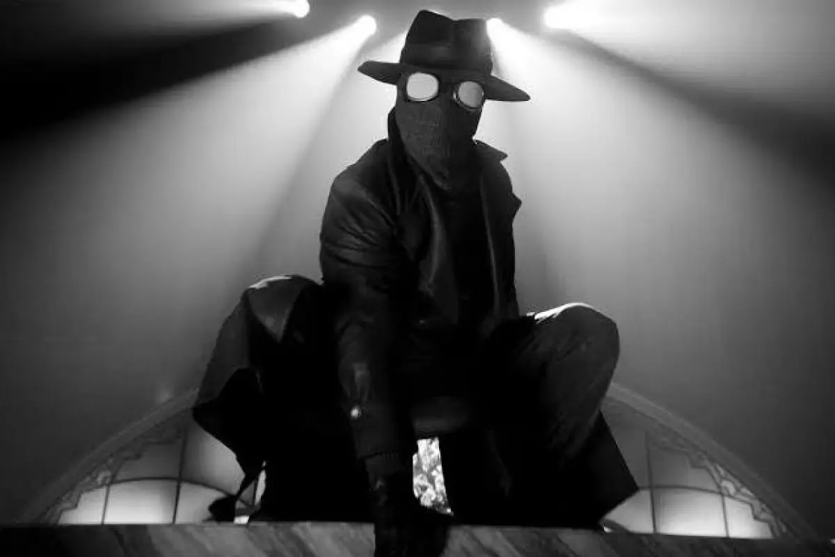 Spider Noir, Cortesía 